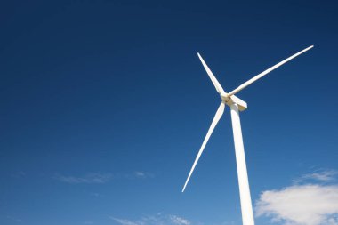 Elektrik üretimi için rüzgar türbini, Teruel ili, İspanya Aragon.