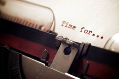 Daktiloyla yazılmış cümlenin zamanı..