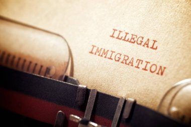 Bir daktiloyla yazılmış kaçak göçmen ifadesi.