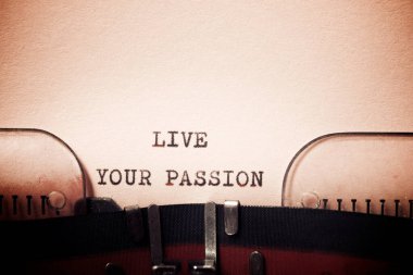 Daktiloyla yazılmış tutkulu cümleni yaşa.