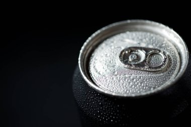 Masadaki bir kutu sodanın yakın çekimi..