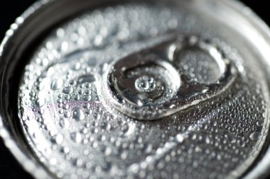 Masadaki bir kutu sodanın yakın çekimi..