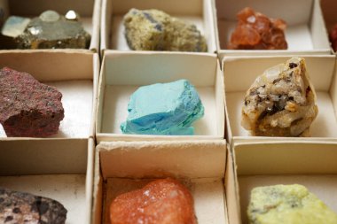 Karton kutularda mineral koleksiyonu.