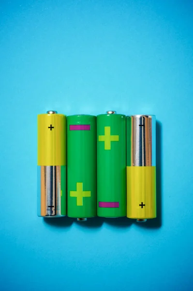 Kleine Batterijen Een Blauwe Tafel — Stockfoto