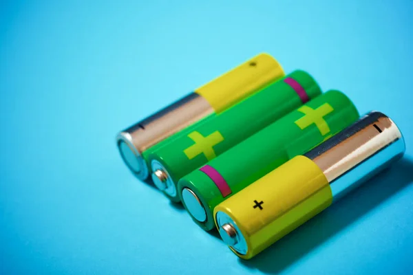 Kleine Batterijen Een Blauwe Tafel — Stockfoto