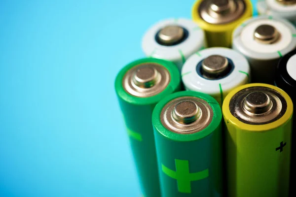 Baterias Pequenas Uma Mesa Azul — Fotografia de Stock