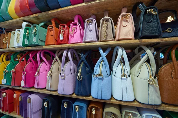 İtalya 'da, Floransa, İtalya' da bir sokak pazarında satılık kadın deri çantalarından oluşan bir grubu kapatın..