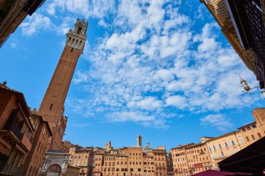 Siena, Tuscany, İtalya 'daki Campo Meydanı' ndaki kule manzarası.