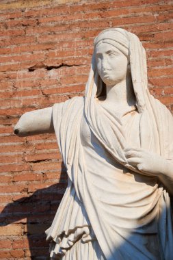 Roma, İtalya 'daki Roma Forumundaki Vesta Evi' nde bir heykelin yakın çekimi..