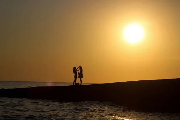 Kaksi Ihmistä Auringonlaskun Aikaan Siluetteja Ihmisistä Auringossa Kaksi Valokuvattua Tyttöä — kuvapankkivalokuva