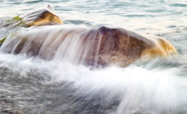 su, dalga ve taş, taş suda büyük taş