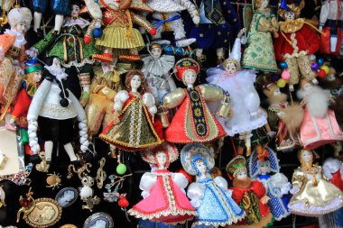 Hediyelik eşya oyuncak bebek, birçok oyuncak, fuar, Bebek ulusal kostüm dükkanında