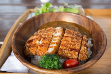 Lezzetli akşam yemeği masaya servis