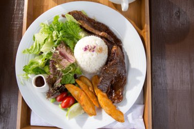 Beyaz tabakta lezzetli akşam yemeği