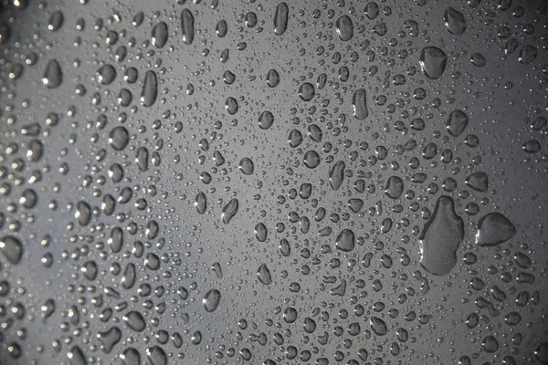 灰色玻璃背景下的雨滴特写 自然纹理 — 图库照片