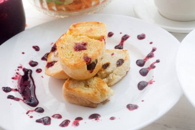 Kahvaltı yemek kolaj içerir krep, yumurta ve domuz pastırması, bisküvi, sahanda yumurta, taze yaban mersini,