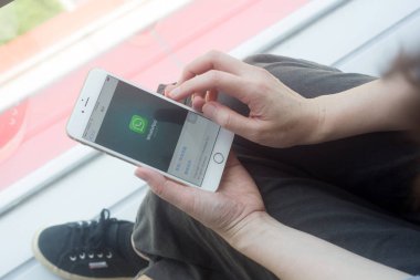 Taipei Airport, Tayvan - 10 Mayıs 2015: sosyal Internet Servisi Whatsapp üstünde belgili tanımlık perde smartphone tutan kadın.