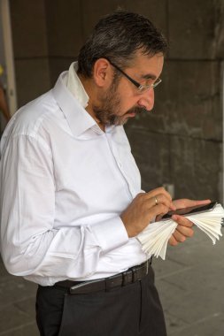 Taipei, Tayvan - 17 Temmuz 2015: anlık görüntü gün saat 5'te namazın sonunda