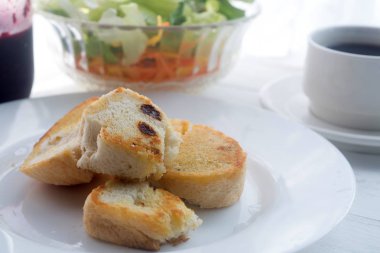 Kahvaltı yemek kolaj içerir krep, yumurta ve domuz pastırması, bisküvi, sahanda yumurta, taze yaban mersini,