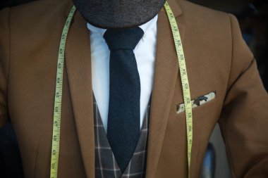 Ölçüm bandı ile takım elbise