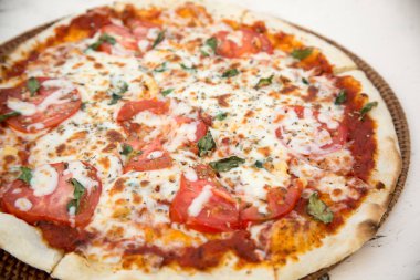 Jambonlu, biberli ve zeytinli pizza