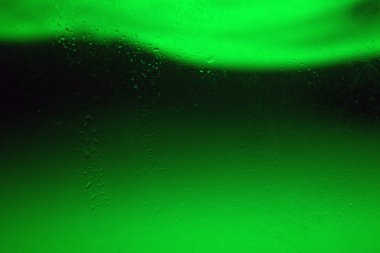 Beyaz arkaplan üzerinde su ve hava kabarcıkları ve metin için boşluk