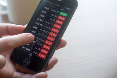 Taipei Airport, Tayvan - 10 Mayıs 2015: Apple iphone Apple hisse senedi fiyatı evrim onun büyük ekranda en son Apple Inc satış denize indirmek sırasında görüntüleme tutan el.
