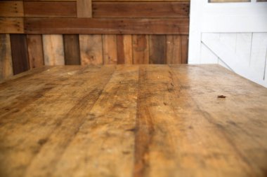 Ahşap Pano boş tablo önünde arka plan bulanık. Perspektif kahverengi ahşap üzerinde bulanıklık Dükkanı 