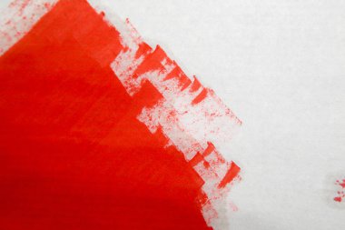 Büyük kırmızı grunge yuvarlağına eski vintage kağıt/dekoratif pullar. Stilize sembolü