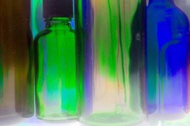 Renkli kozmetik şişeler/spa ve tedavi