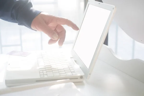 Werken Achter Een Laptopcomputer — Stockfoto