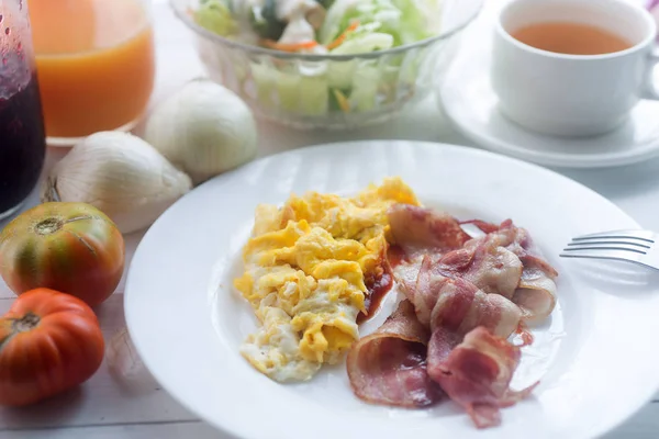 早餐食品拼贴画包括煎饼 鸡蛋和熏肉 炒鸡蛋 新鲜蓝莓 — 图库照片