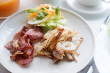 Kahvaltı yemek kolaj içerir krep, yumurta ve domuz pastırması, bisküvi, sahanda yumurta, taze yaban mersini,