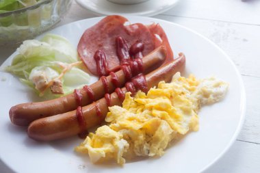 Kahvaltı yemek kolaj içerir krep, yumurta ve domuz pastırması, bisküvi, sahanda yumurta, taze yaban mersini,