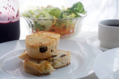 Kahvaltı yemek kolaj içerir krep, yumurta ve domuz pastırması, bisküvi, sahanda yumurta, taze yaban mersini,