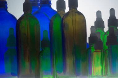 Renkli kozmetik şişeler/spa ve tedavi