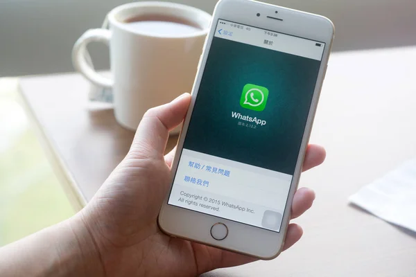 台湾台北机场 2015年5月10日 女子手持智能手机与社交互联网服务 Whatsapp 在屏幕上 — 图库照片