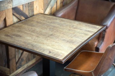 Ahşap Pano boş tablo önünde arka plan bulanık. Perspektif kahverengi ahşap üzerinde bulanıklık Dükkanı