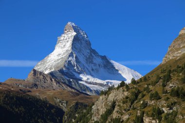 Ünlü dağ Matterhorn (tepe Cervino) İsviçreli-İtalyan sınırında