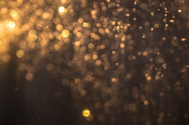 beyaz pencere üzerinde yağmur damlaları