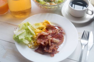 Kahvaltı yemek kolaj içerir krep, yumurta ve domuz pastırması, bisküvi, sahanda yumurta, taze yaban mersini,