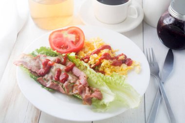 Kahvaltı yemek kolaj içerir krep, yumurta ve domuz pastırması, bisküvi, sahanda yumurta, taze yaban mersini,