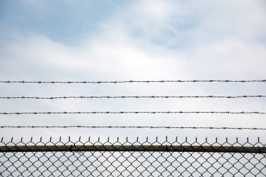 Demir çit ve gökyüzü