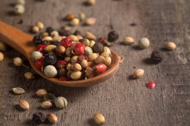 ahşap masa üstünde biber