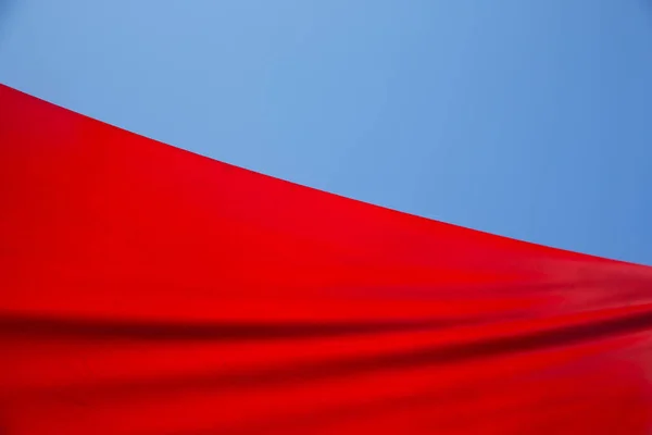 Червоний Прапор Блакитне Осіннє Небо — стокове фото