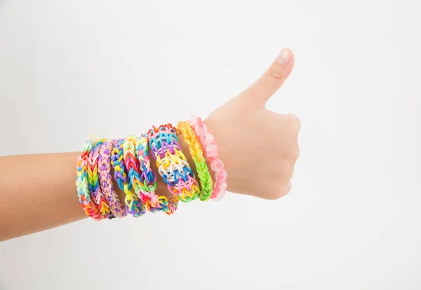 Klein Meisje Dragen Kleurrijke Weefgetouw Band Rubber Armband — Stockfoto