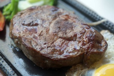 Biftek demir plaka üzerinde