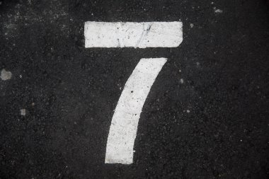 karanlık asfalt yolda numarası