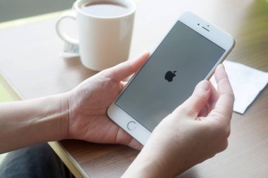 Taipei Airport, Tayvan - 10 Mayıs 2015: kadın el holding iphone 6 ile artı gold kilidini üstünde belgili tanımlık perde. iPhone 6 oluşturuldu ve Apple Inc tarafından geliştirildi.