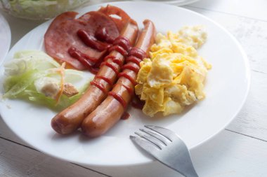 Kahvaltı yemek kolaj içerir krep, yumurta ve domuz pastırması, bisküvi, sahanda yumurta, taze yaban mersini,